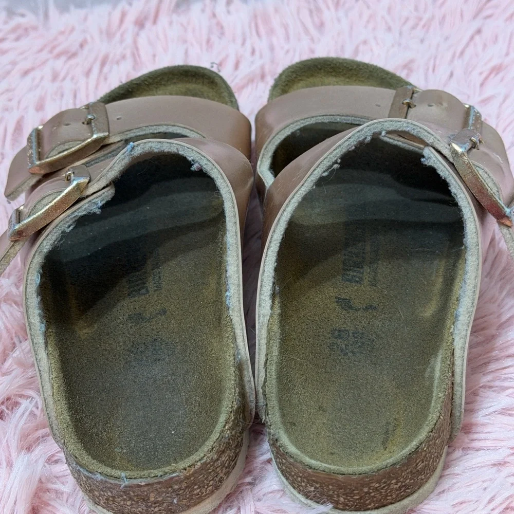 Birkenstock Arizona Slide Sandal Big Kid Electric Rose‎ Gold Metallic US 10-10.5